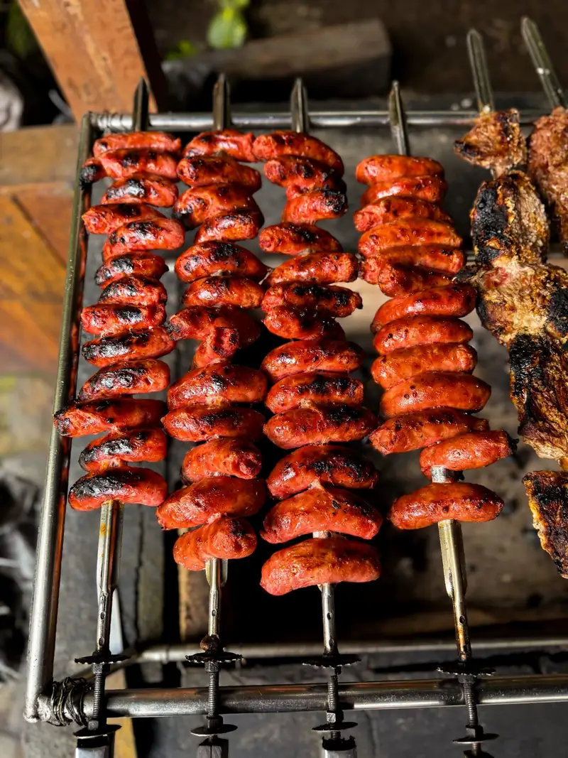 Espetos de linguiça na brasa