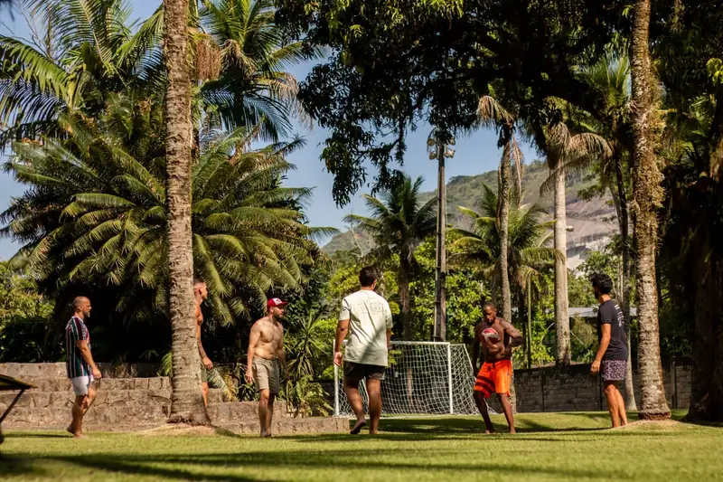 Pessoas jogando bola no campo gramado do espaço